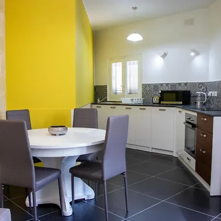 1 Bedroom Maisonette, 139 Triq Aristarku Casa vacanze *